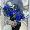 7 пышных синих роз с маттиолой